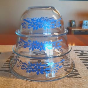 Set of 3 Pyrex Bowls